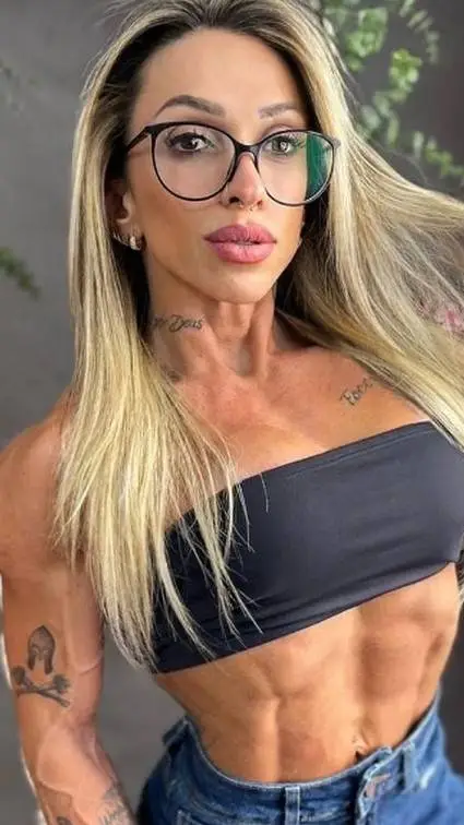 ai character: cintia goldani background