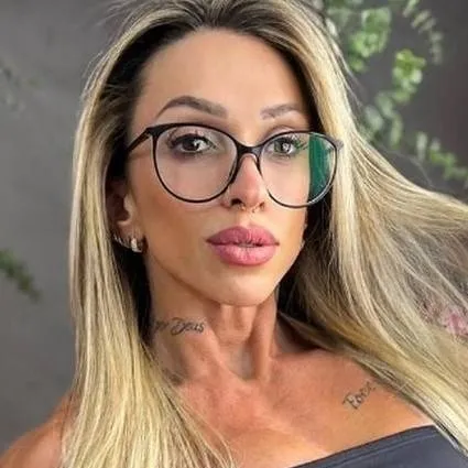 chat with ai character: cintia goldani