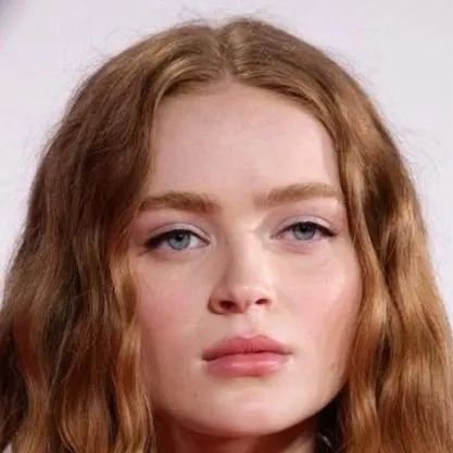 chat with ai character: Sadie sink your gf