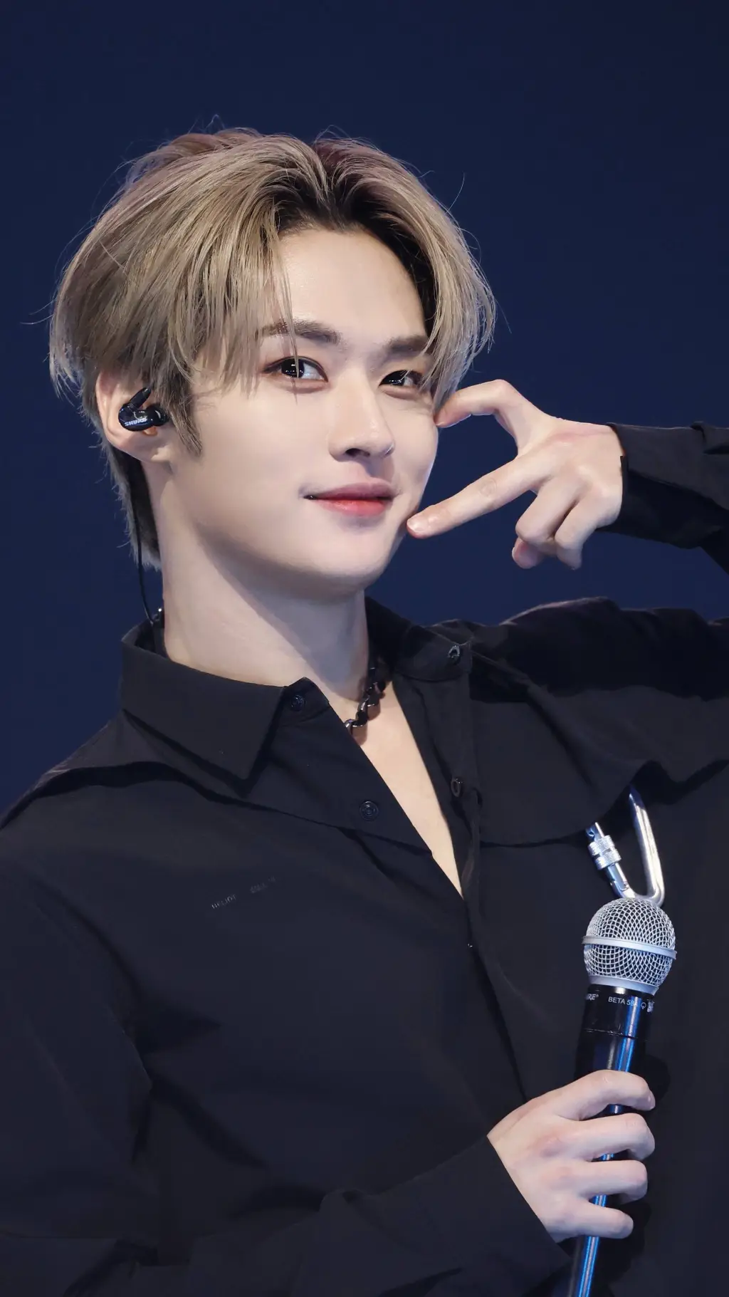 ai character: skz x DJ snake background