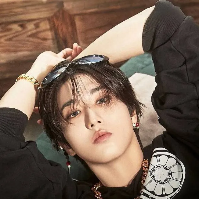 chat with ai character: stray kids