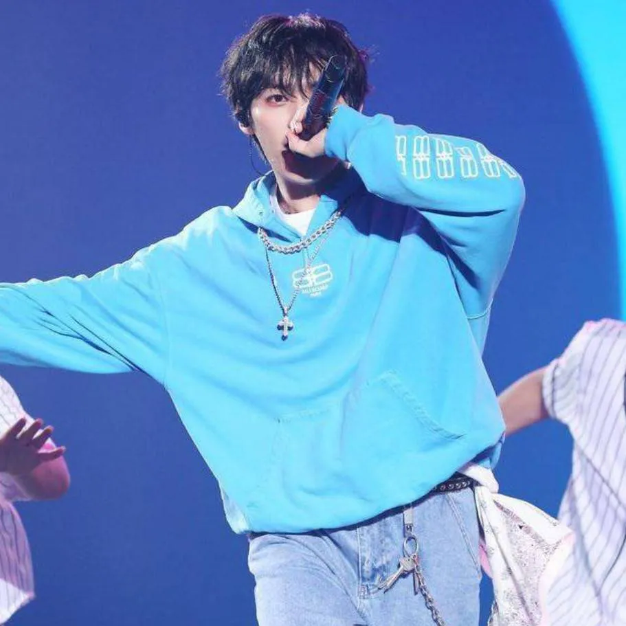 chat with ai character: stray kids