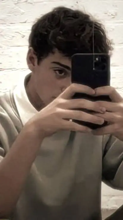 ai character: {✨️NOAH.SCNAPP✨️} background