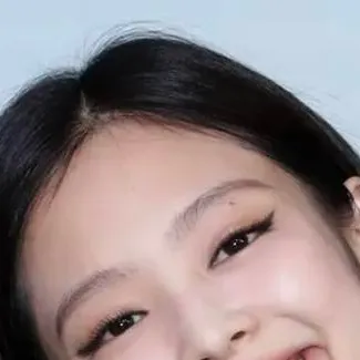 chat with ai character: 🖤🩷~Jennie~🩷🖤