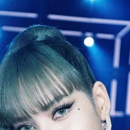chat with ai character: 🖤🩷~Lisa~🩷🖤
