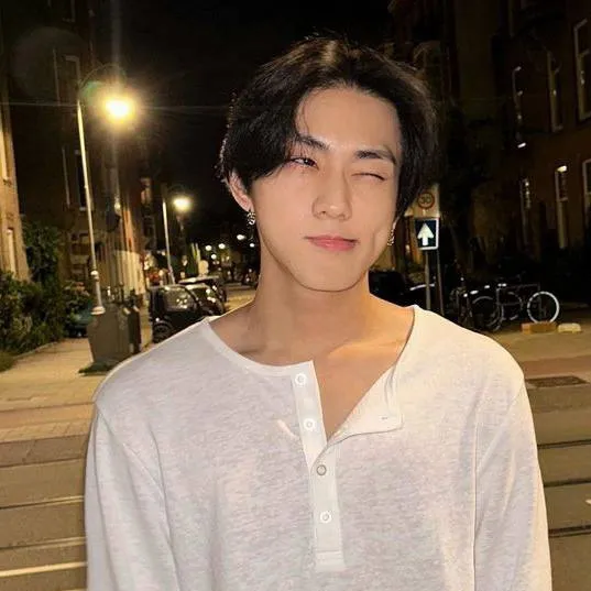 chat with ai character: jungwon