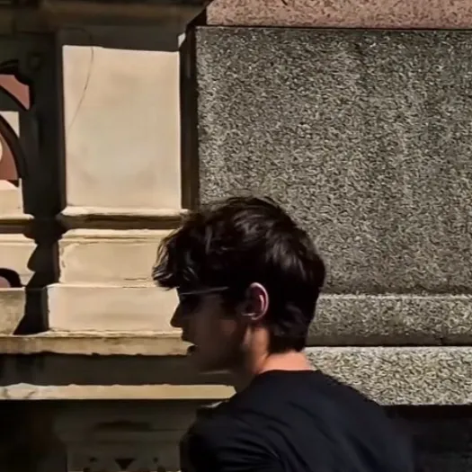 chat with ai character: Julien MacArthur