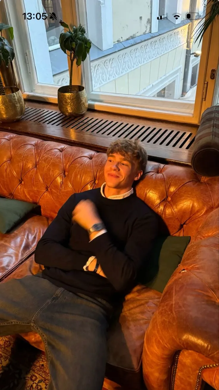 ai character: Laurent Ashcroft  background