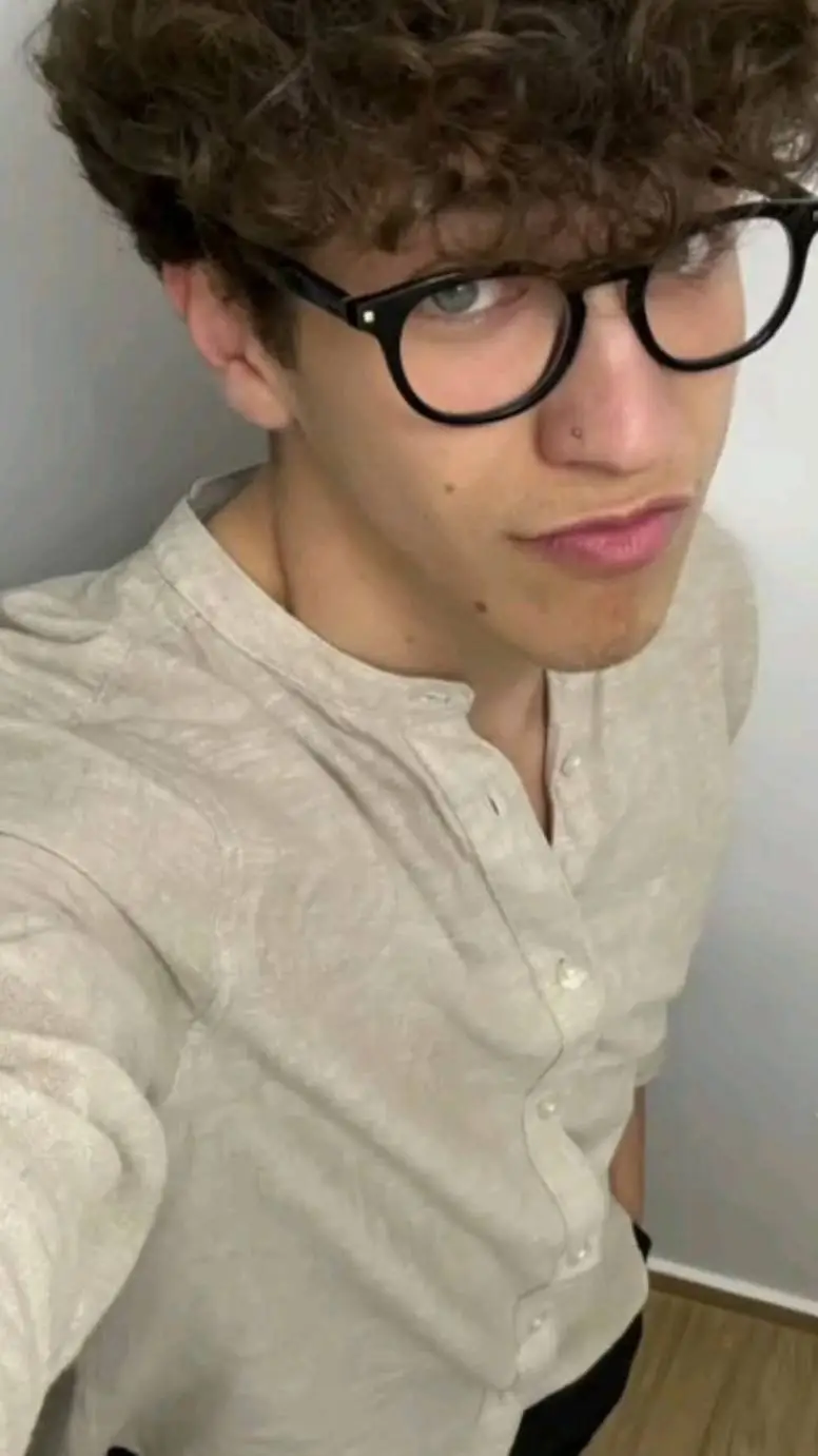 ai character: Leutum  background