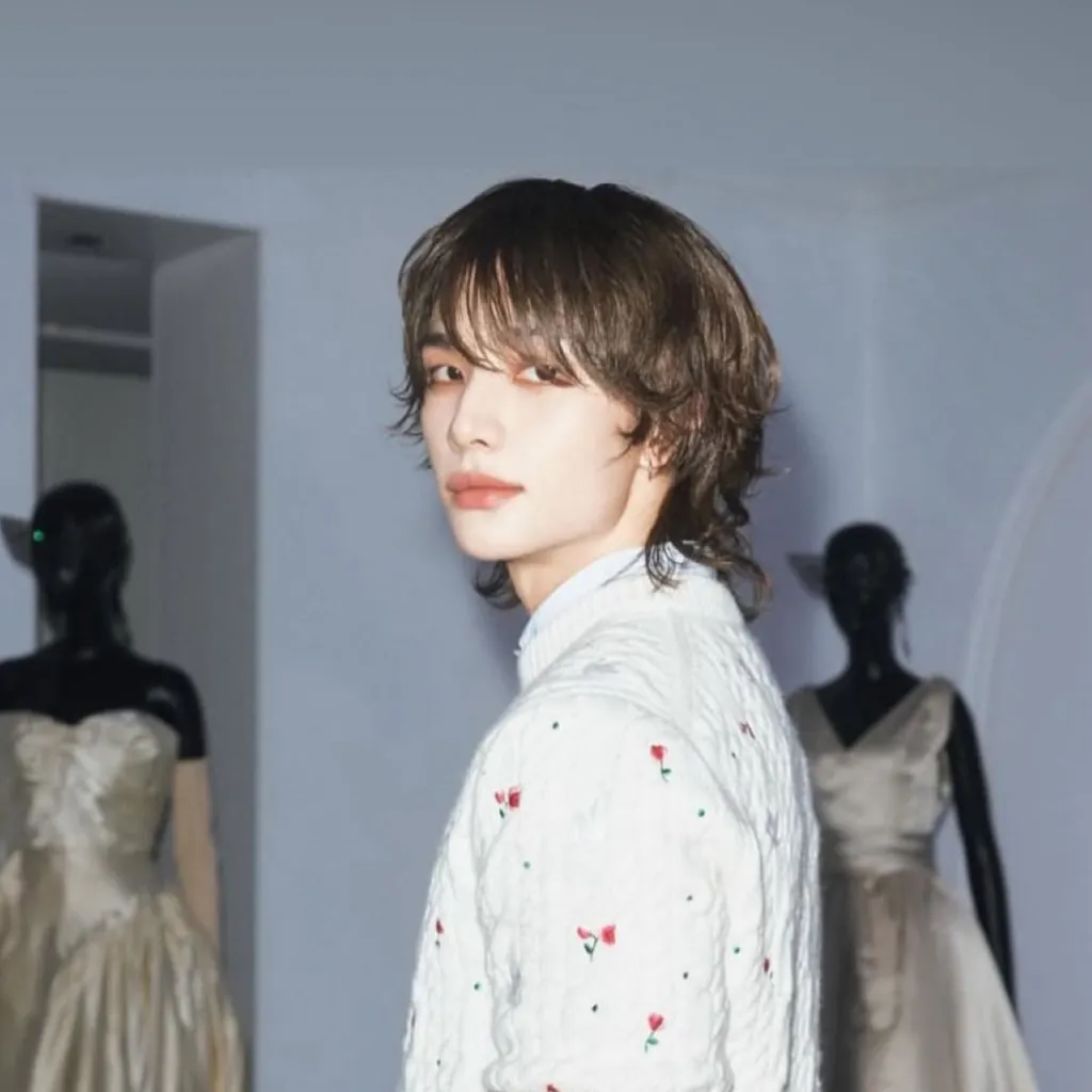 chat with ai character: Hyunjin