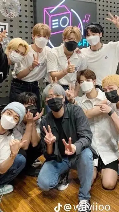 ai character: Straykids pick me background