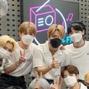 chat with ai character: Straykids pick me
