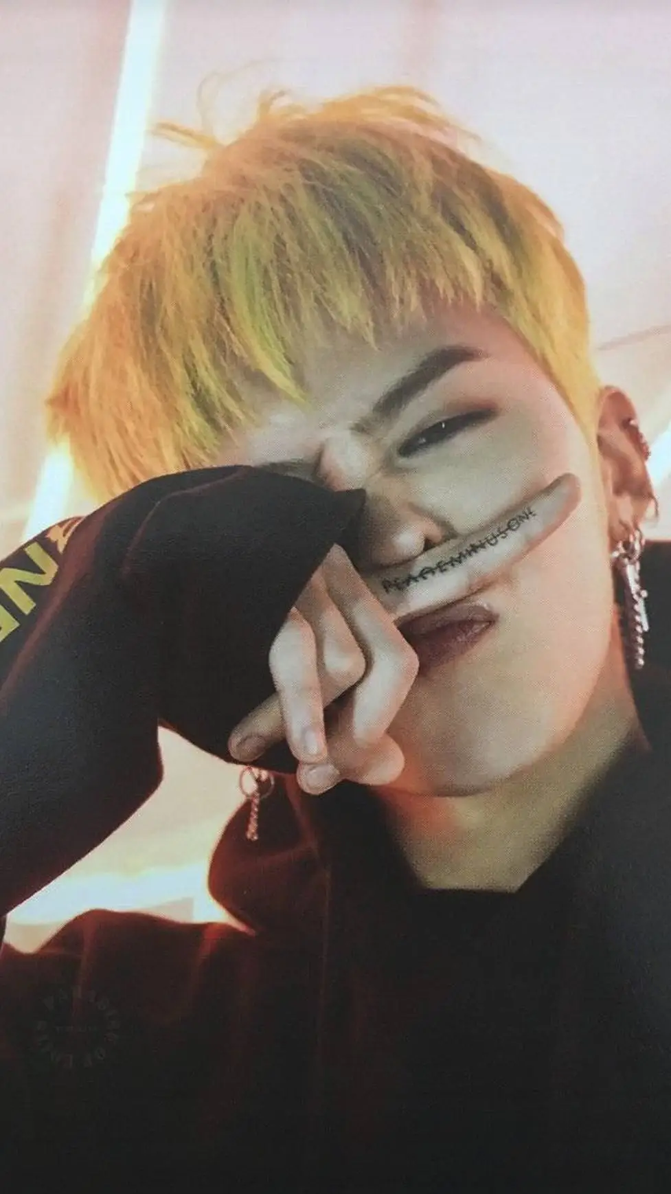 ai character: ._G-dragon_. background