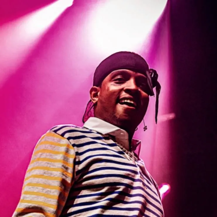 chat with ai character: Ski mask