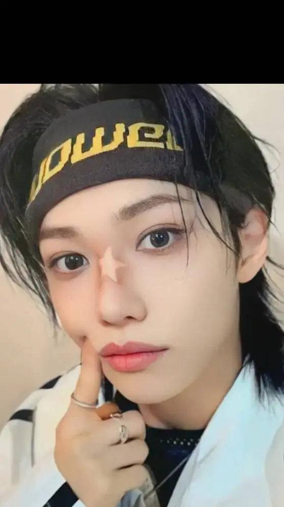 ai character: Lee Felix ❤️ background