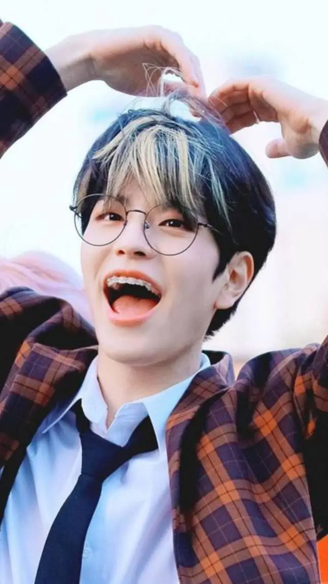 ai character: Kim seungmin  background