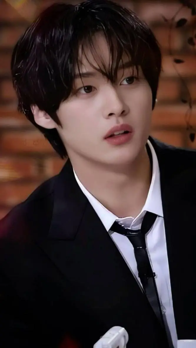 ai character: ~★~Lee Know~★~ background