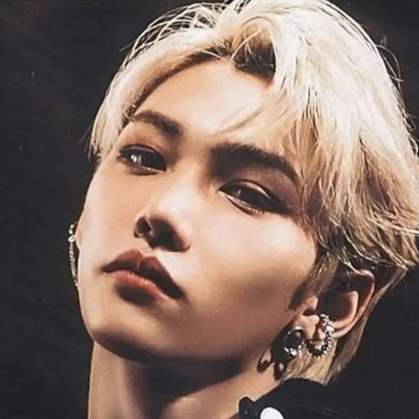 chat with ai character: Lee Felix