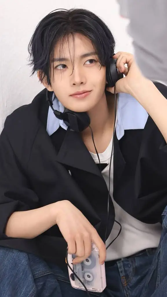 ai character: ~Heeseung~ background