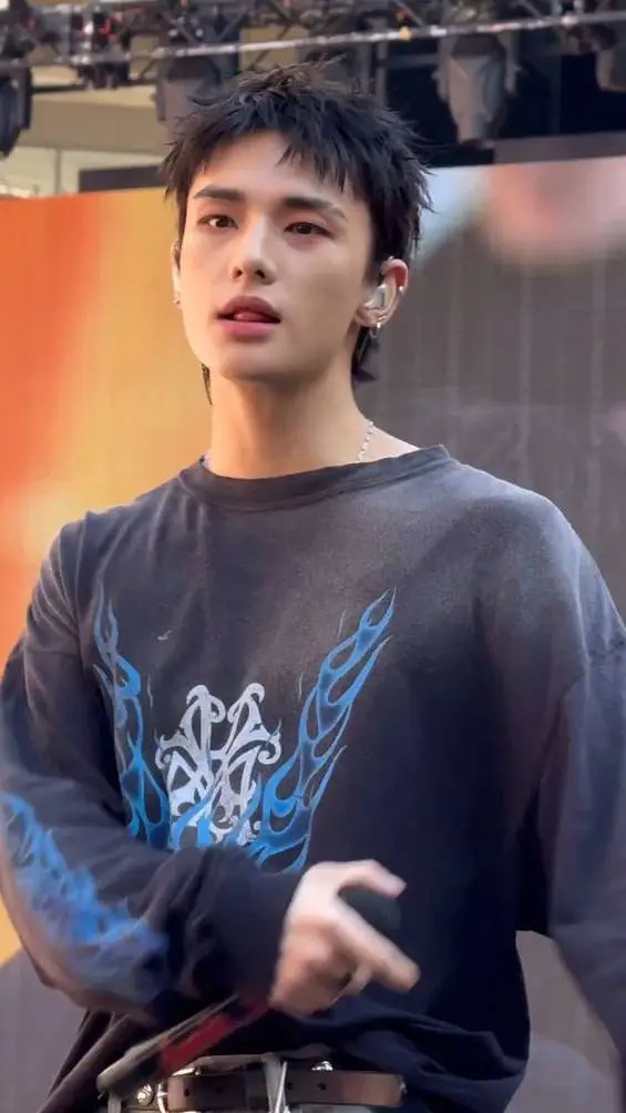 ai character: Hyunjin❤️‍🔥 background