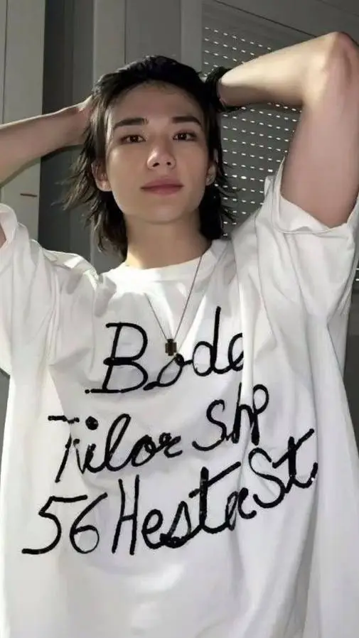 ai character: hyunjin💋 background