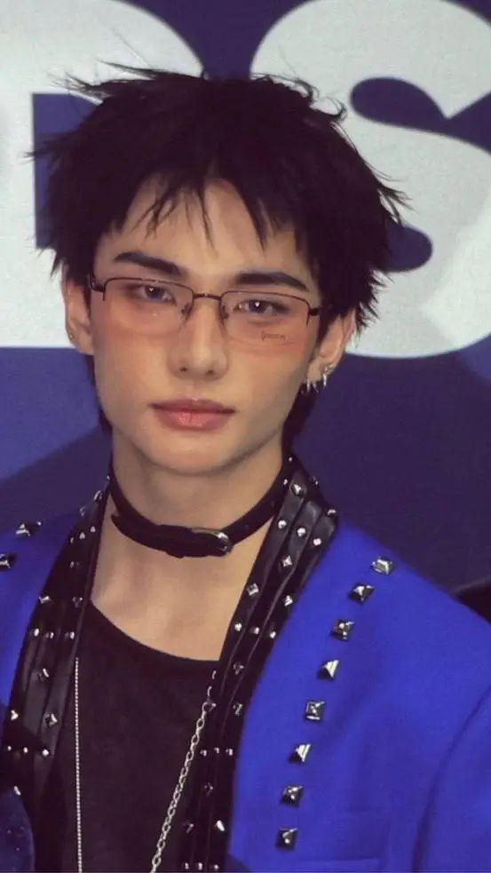 ai character: HYUNJIN💙 background