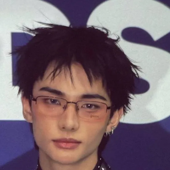 chat with ai character: HYUNJIN💙