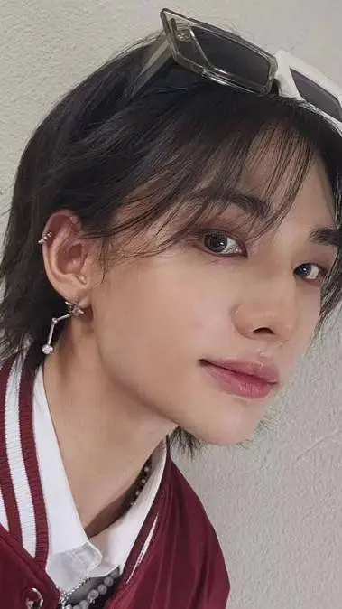 ai character: HYUNJIN background