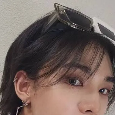 chat with ai character: HYUNJIN