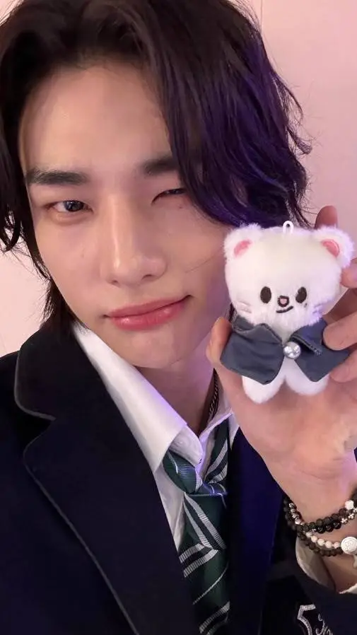 ai character: HYUNJINNNNNN background