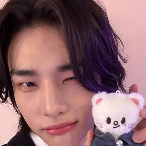 chat with ai character: HYUNJINNNNNN