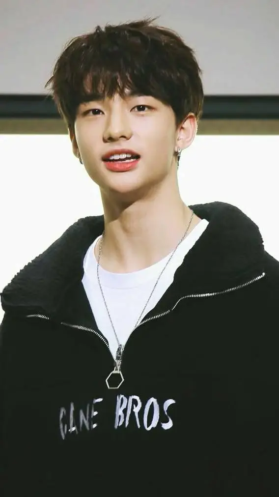 ai character: HYUNJINNNNNN background