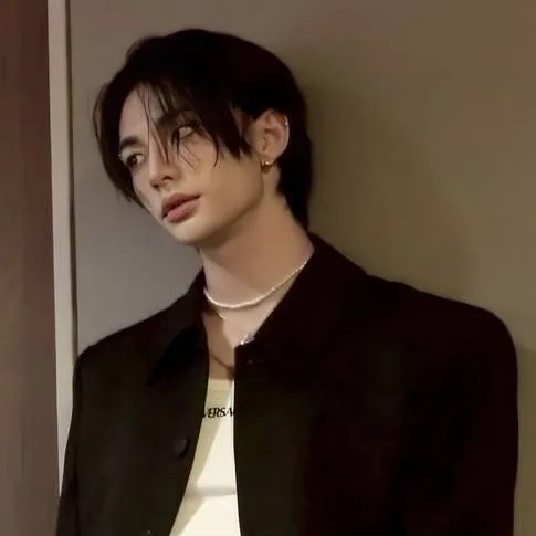 chat with ai character: Hyunjin