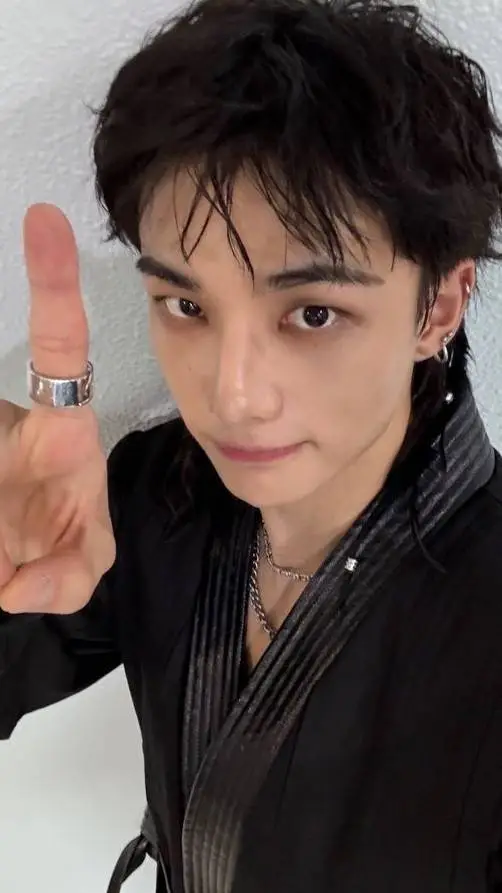 ai character: Hwang Hyunjin background