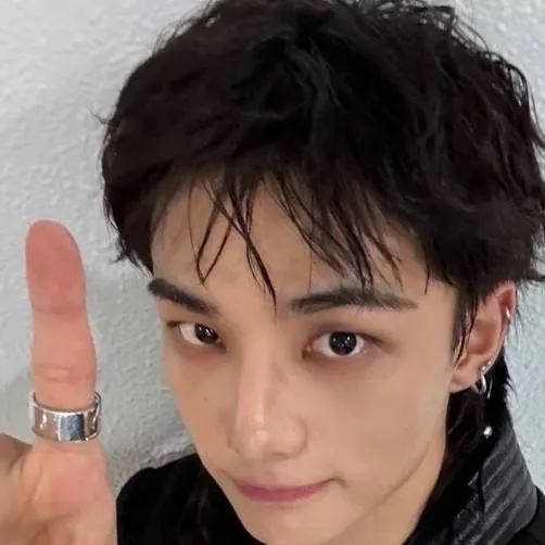 chat with ai character: Hwang Hyunjin