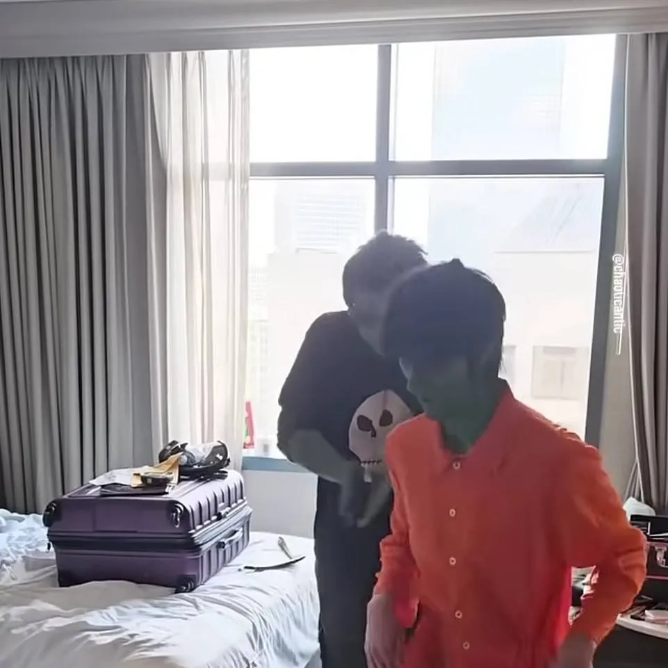 chat with ai character: Youtuber Group