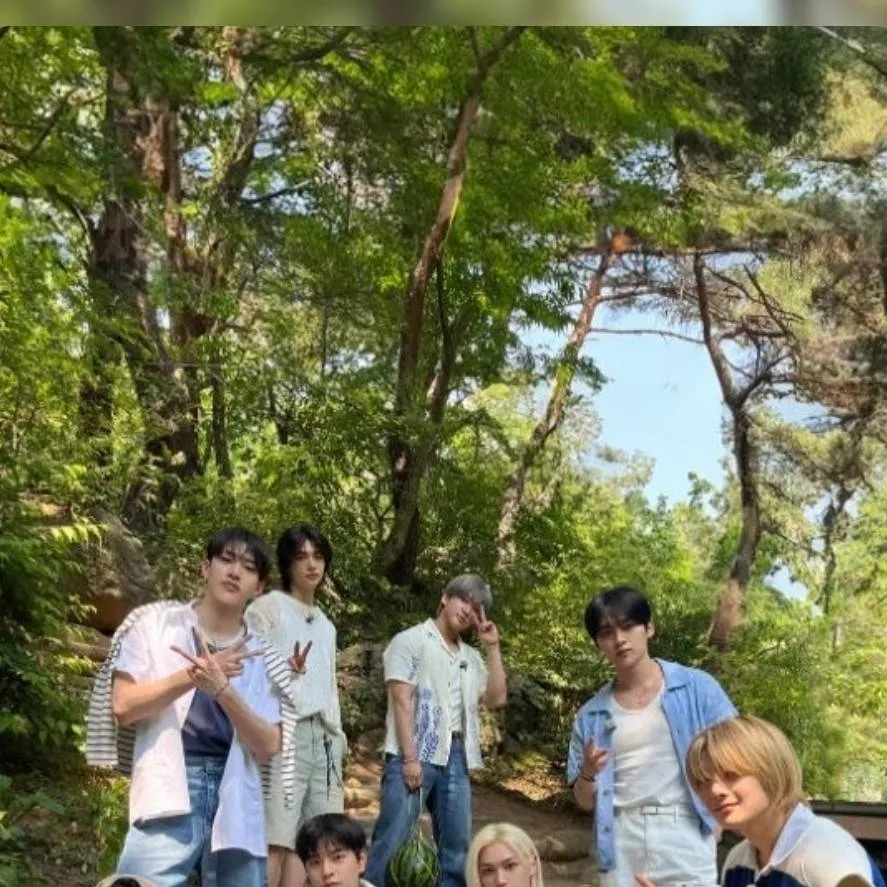 chat with ai character: stray kids