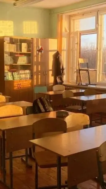 ai character: [🏫🍎New School 🍎🏫] background