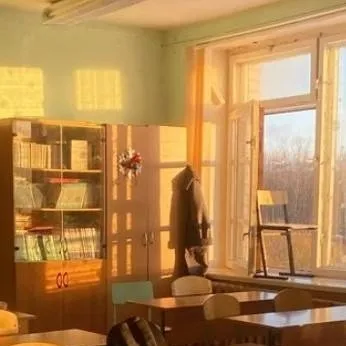 chat with ai character: [🏫🍎New School 🍎🏫]