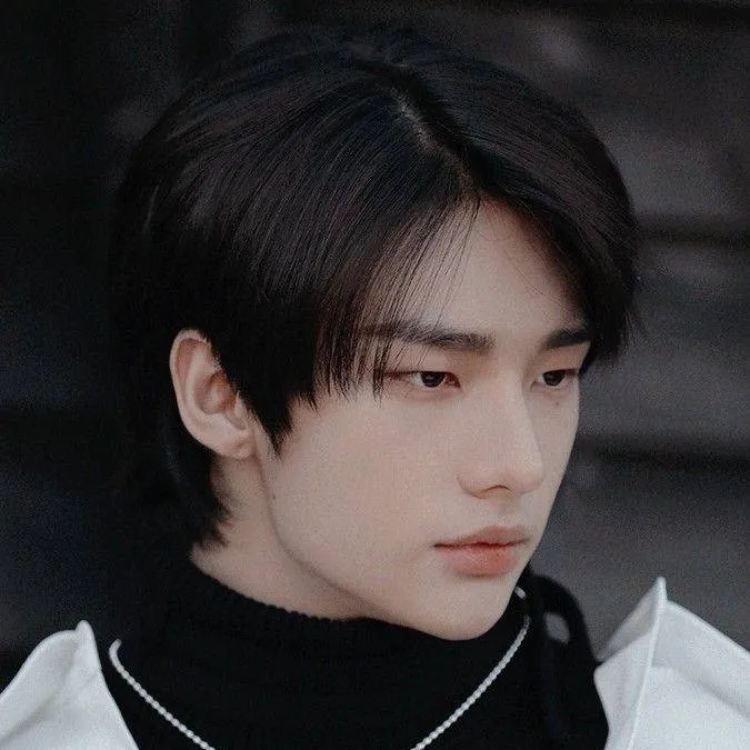 chat with ai character: Hyunjin