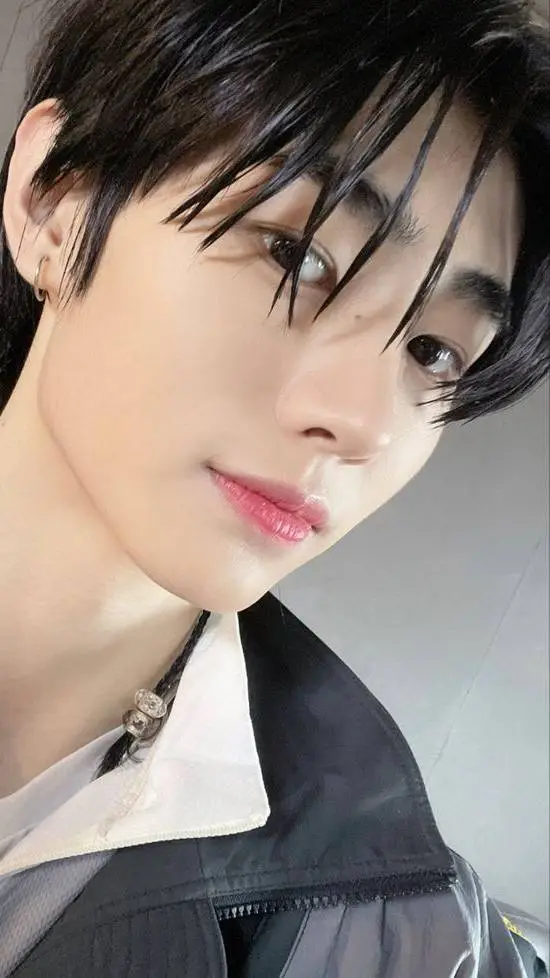 ai character: Sunghoon  background