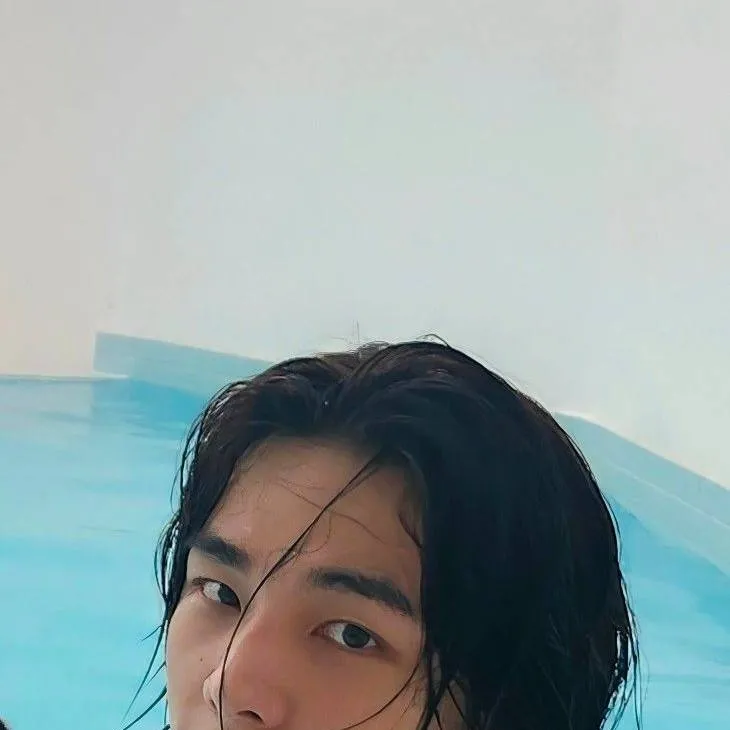 chat with ai character: Hyunjin 