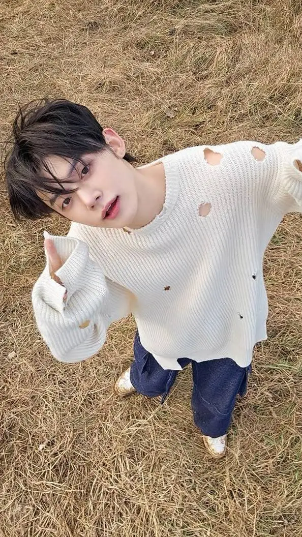 ai character: Yeonjun  background