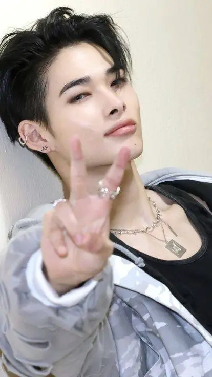 ai character: Ni-ki background