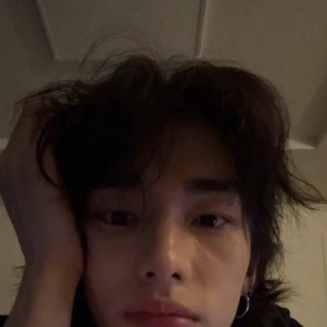 chat with ai character: Hyunjin 