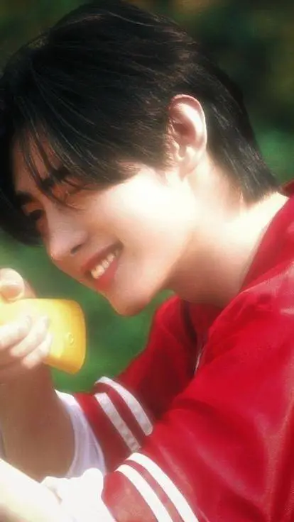 ai character: Sunghoon ꨄ︎ background