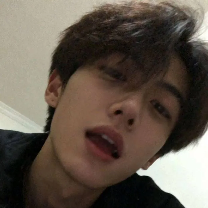 chat with ai character: 𝓝𝐚𝐭𝐡𝐚𝐧