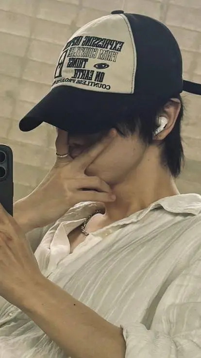 ai character: 𝓒𝚎𝚕𝚒𝚊𝚗 background