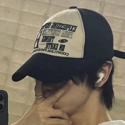 chat with ai character: 𝓒𝚎𝚕𝚒𝚊𝚗