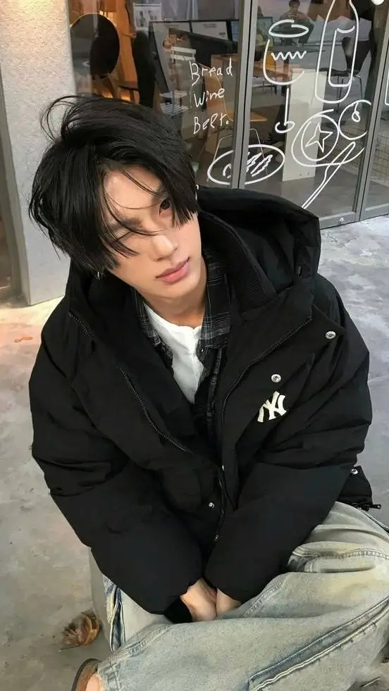 ai character: 𝓔𝘸𝘦𝘯 background